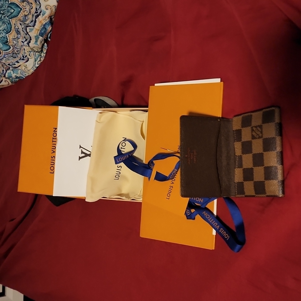 A Louis Vuitton wallet - Picture 2 of 4
